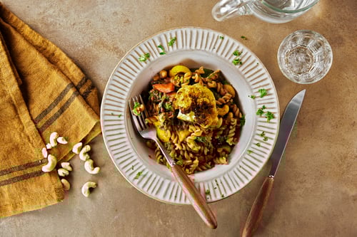 Täyteläinen cashewpasta ja paahdettua kukkakaalia