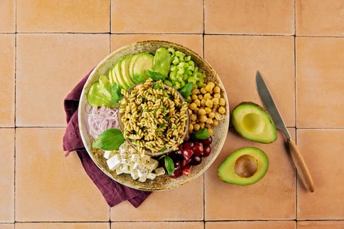 Vegaaninen pastasalaatti