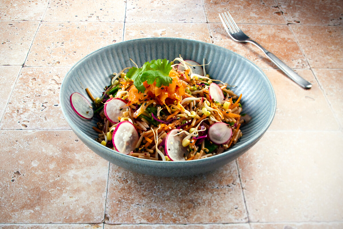 Torino mininuudelisalaatti korealaiseen tapaan